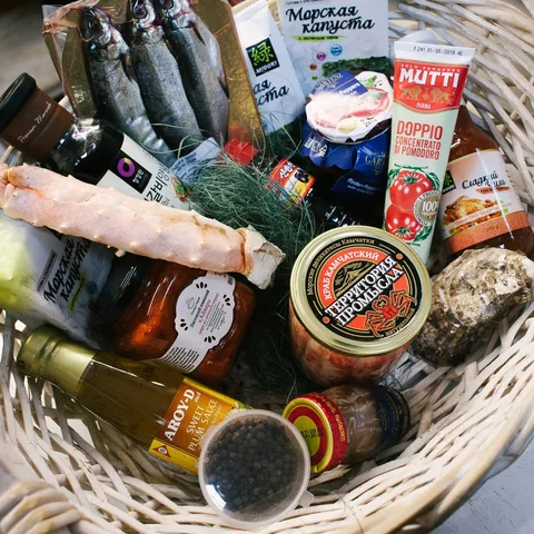 Корзина с рыбой, икрой и продуктами из лавки
