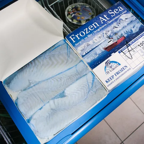 Замороженное филе в коробке с надписью Frozen At Sea