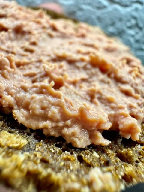 Паштет из&nbsp;куриной печени на&nbsp;ломтике хлеба