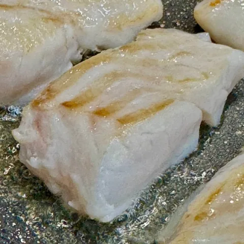 Кусочки филе трески, подрумяненные на&nbsp;сковороде