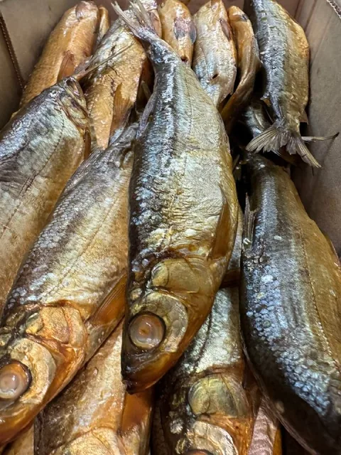 Ряпушка холодного копчения с&nbsp;золотистой кожей, уложенная в&nbsp;коробку